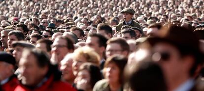 Horse Racing - Cheltenham Festival - Cheltenham Racecourse, Cheltenham, Britain - March 13, 2018   Racegoers look on during the 13:30 Sky Bet Supreme Novices&#039; Hurdle   Action Images via Reuters/Andrew Boyers     TPX IMAGES OF THE DAY