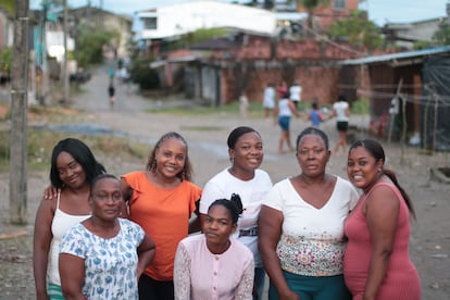 El grupo de Las Orilleras, en el barrio de Obapo, en Quibdó. De izquierda a derecha: Yasira Roleo, Danny Suley, Yuladis Padilla, Mariela Padilla, Yeniffer Pino, Mirna Perlaza y Lugis Torres.