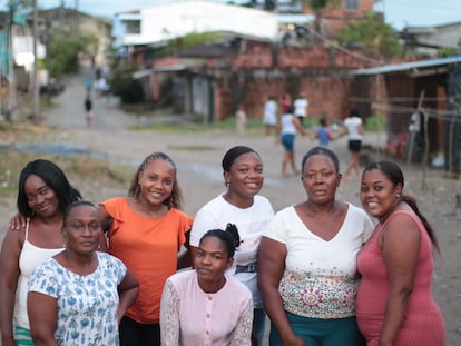 El grupo de Las Orilleras, en el barrio de Obapo, en Quibdó. De izquierda a derecha: Yasira Roleo, Danny Suley, Yuladis Padilla, Mariela Padilla, Yeniffer Pino, Mirna Perlaza y Lugis Torres.