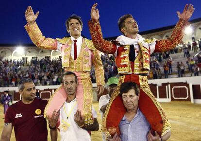 Los diestros Manuel D&iacute;az &quot;El Cordob&eacute;s&quot; y Julio Benitez salen a hombros durante la corrida de la Feria Taurina de Antequera.