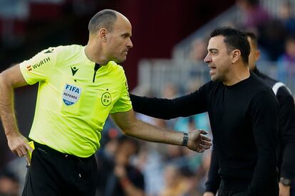 Xavi dialoga con Mateu Lahoz este sábado en el Camp Nou.