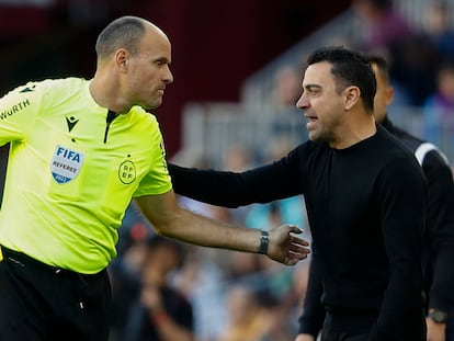 Xavi dialoga con Mateu Lahoz este sábado en el Camp Nou.