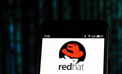 El logo de la compañía de software Red Hat visto en una pantalla de móvil.