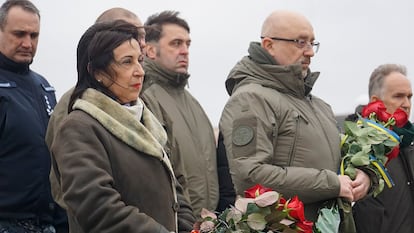 La ministra de Defensa, Margarita Robles, con su homólogo ucranio, Oleksii Réznikov, con gafas, durante la ofrenda floral ante el monumento a los caídos en Odesa.