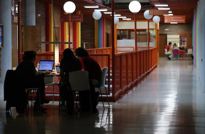 Ambiente en la facultad de Ciencias Políticas de la Universidad Complutense en el campus de Somosaguas en Madrd, el pasado 4 de diciembre.