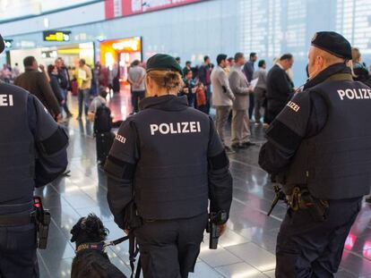 Polic&iacute;as austriacos patrullan en el aeropuerto internacional de Viena, Austria.