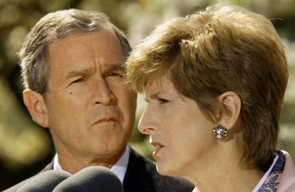 George W. Bush y Todd Whitman, jefa de la agencia medioambiental al inicio de su presidencia, en 2001