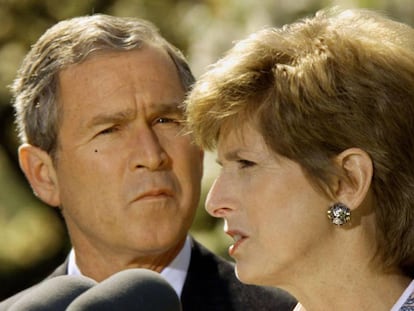 George W. Bush y Todd Whitman, jefa de la agencia medioambiental al inicio de su presidencia, en 2001