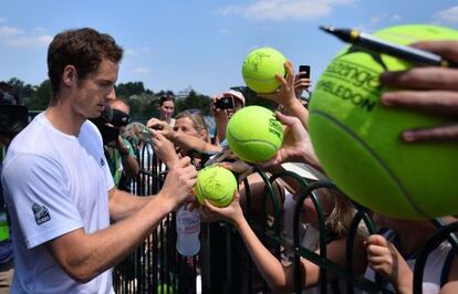 Murray firma autógrafos en Wimbledon