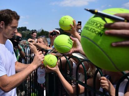 Murray firma autógrafos en Wimbledon