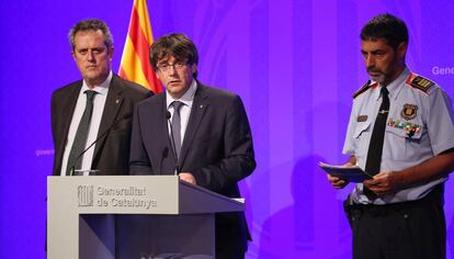josep Llu&iacute;s Trapero (derecha), Carles Puigdemont y Joaquim Forn, tras el atentado del 17-A.