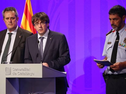 josep Llu&iacute;s Trapero (derecha), Carles Puigdemont y Joaquim Forn, tras el atentado del 17-A.