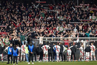 Los jugadores del Rayo celebran tras el partido frente a la peña Bukaneros.