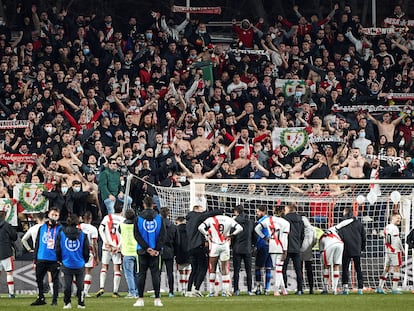 Los jugadores del Rayo celebran tras el partido frente a la peña Bukaneros.