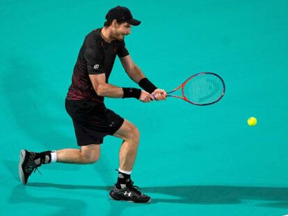 Murray golpea la pelota durante una exhibici&oacute;n reciente en Abu Dabi.