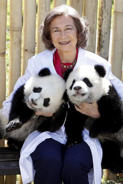 La reina posa con <i>Po</i> y <i>De De</i> en el Zoo de Madrid.