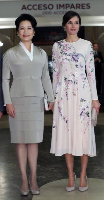La reina Letizia y la primera dama de China, Peng Liyuan, en el Teatro Real de Madrid.