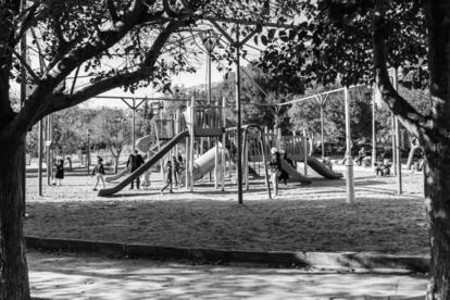 Los sirios con menos recursos optan por reunirse en los jardines públicos, oteando a los más pequeños que se arrojan por los toboganes.