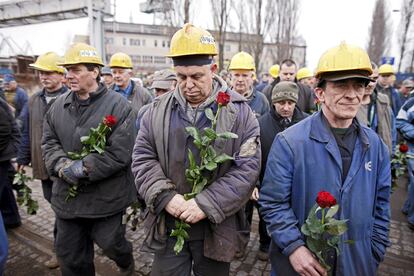 Trabajadores del astillero Gdansk rinden homenaje al fallecido presidente polaco. Kaczynski empezó su carrera política en el astillero en los años 80, durante las huelgas promovidas por el sindicato Solidaridad contra el régimen comunista.