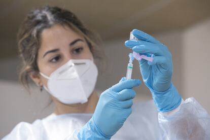 Una enfermera prepara la segunda dosis de la vacuna Pfizer-BioNTech en una  residencia de Gijón.