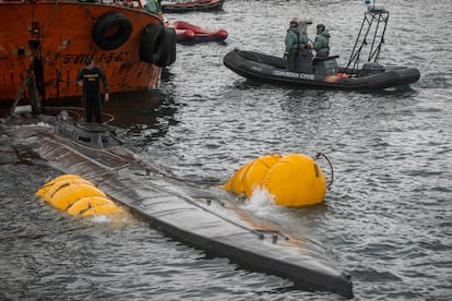 Dos remolcadores consiguieron llevar a puerto el submarino. Los agentes trabajan ahora para achicar el agua y hacerlo emerger completamente antes de proceder a la descarga.