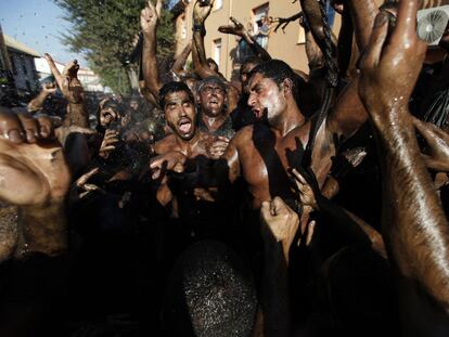 Baza se vuelve a llenar de pintura con la fiesta del Cascamorras