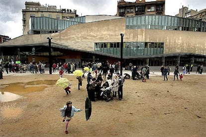 El enriquecimiento urbano de Barcelona tiene como ejemplo reciente la Biblioteca Jaume Fuster, de Josep Llinás y Joan Vera, Premio FAD de arquitectura 2006.