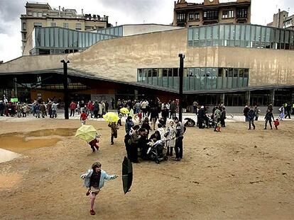 El enriquecimiento urbano de Barcelona tiene como ejemplo reciente la Biblioteca Jaume Fuster, de Josep Llinás y Joan Vera, Premio FAD de arquitectura 2006.