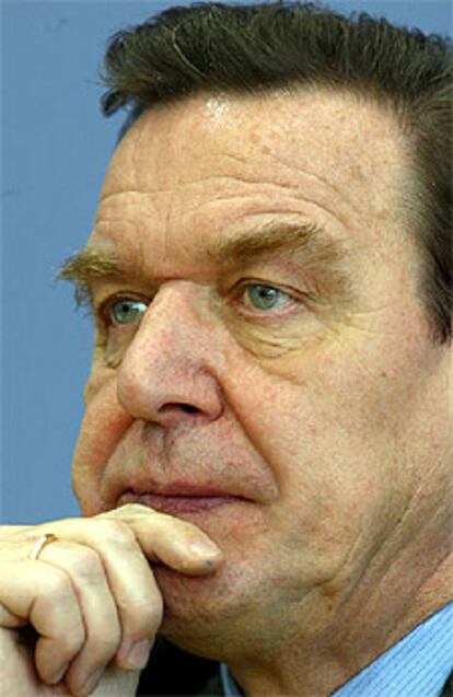 Gerhard Schröder, durante una rueda de prensa celebrada ayer en Berlín.
