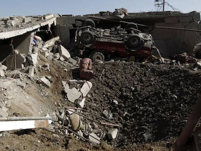 Un hombre observa los efectos de un bombardeo en Saná, el pasado domingo.