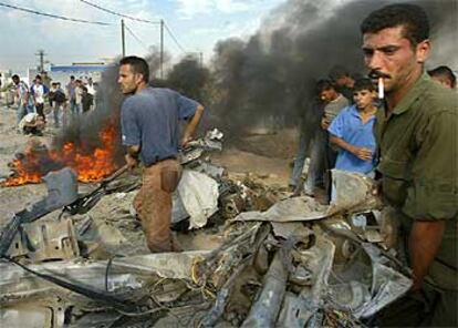 Palestinos inspeccionan los restos del vehículo diplomático de EE UU tras el ataque.
