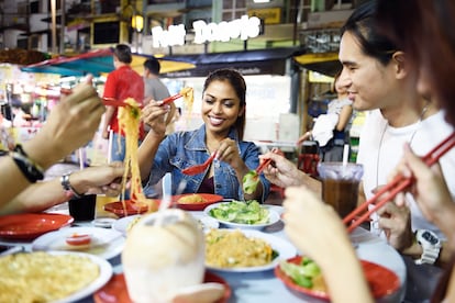 Kuala Lumpur (Malasia). Paraíso de la cocina callejera asiática, vitalista y en constante cambio, la capital de Malasia ofrece una experiencia culinaria única y diversa, que mezcla las influencias de muchos rincones del mundo. Los viajeros van a Malasia por sus selvas tropicales, sus playas de arena y sus idílicos rincones para practicar el submarinismo, pero cada vez más hacen de Kuala Lumpur una parada importante del viaje. Aquí se mezclan mezquitas modernas, museos y rascacielos como las famosas Torres Petronas con los llamados 'hawker centres’ (áreas de restauración típicas de Malasia, Hong Kong y Singapur donde se agrupan muchos puestos independientes de comidas). Es el lugar perfecto para probar recetas como el 'nasi lemak' (el plato nacional, con arroz empapado en leche de coco, salsa picante y muchos condimentos) o el arroz en hoja de plátano. Una visita imprescindible para saborear Kuala Lumpur es el mercado Pasar Seni o Mercado Central, inaugurado en 1888, lleno de puestos donde se vende comida y un poco de todo. O pasear por calles como Jalan Alor, con puestos donde elegir entre unos fideos con carne de cerdo, marisco a la parrilla, 'satays' (brochetas) o frutas dulces y apestosas como el durián.