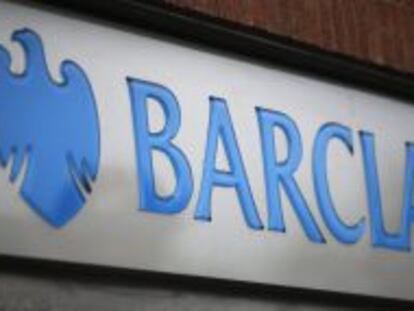 Logotipo de una sucursal del banco Barclays en Londres.