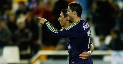Di María celebra con Ronaldo uno de sus goles.