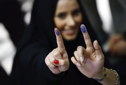 Dos chicas iraníes muestran la tinta en sus dedos tras ejercer su derecho al voto para las elecciones parlamentarias y a la Asamblea de Expertos en un centro electoral en Teherán (Irán).