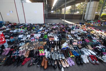 Voluntarios han donado cientos de pares de zapatos para las víctimas del incendio en la Torre Grenfell de Londres, el 15 de junio.