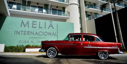 Un vehículo estacionado en la entrada del hotel Meliá Internacional en Varadero (Cuba). 