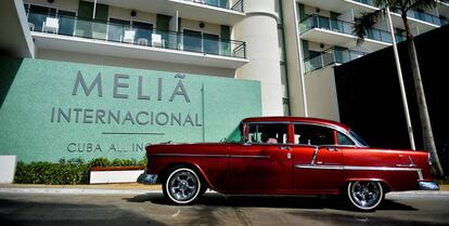 Un vehículo estacionado en la entrada del hotel Meliá Internacional en Varadero (Cuba). 