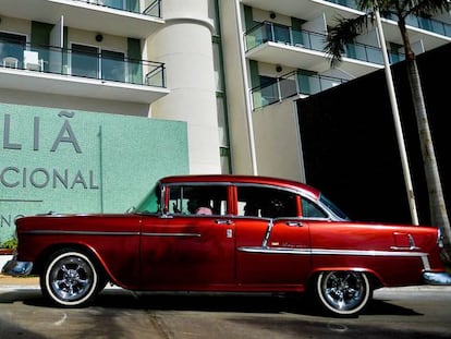 Un vehículo estacionado en la entrada del hotel Meliá Internacional en Varadero (Cuba). 