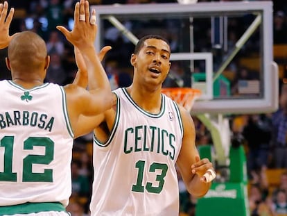 Fab Melo, com o número 13, quando jogava nos Celtics.