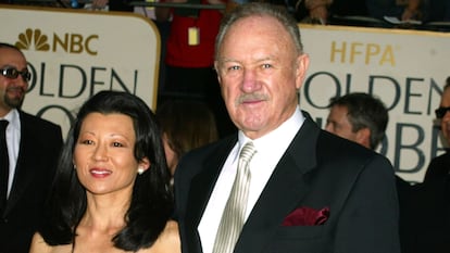 Gene Hackman y su esposa, Betsy Arakawa, en los Globos de Oro.