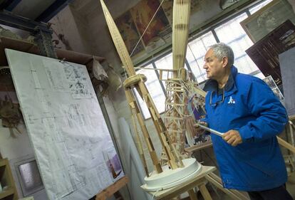 El artista de la falla municipal, Manolo García, en su taller.