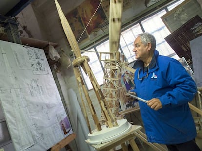 El artista de la falla municipal, Manolo García, en su taller.
