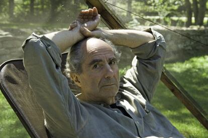 Philip Roth, en 2005, en el jardín de su casa, en Warren Conn.