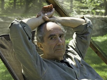 Philip Roth, en 2005, en el jard&iacute;n de su casa, en Warren Conn. 