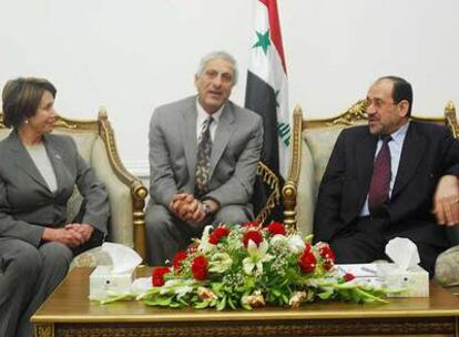 Nancy Pelosi conversa con Nuri al Maliki (derecha) durante su visita de ayer a Bagdad.