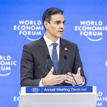 Davos (Switzerland), 22/01/2025.- Prime Minister of Spain Pedro Sanchez speaks during a plenary session of the 55th annual World Economic Forum (WEF) meeting in Davos, Switzerland, 22 January 2025. The World Economic Forum's annual meeting gathers entrepreneurs, scientists, and corporate and political leaders in Davos from 20 to 24 January. (España, Suiza) EFE/EPA/MICHAEL BUHOLZER
