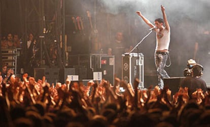 Brian Molko, líder de Placebo, durante su actuación.