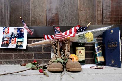 Imagen de un pequeño altar en memoria de un bombero fallecido en los atentados del 11-S en una calle cercana al solar donde se alzaban las Torres Gemelas.