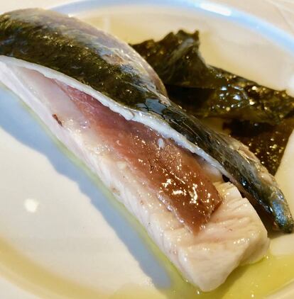 VENTRESCA DE BONITO A LA BRASA CON,ANCHOA Y PIEL DE SARDINA / CAPEL